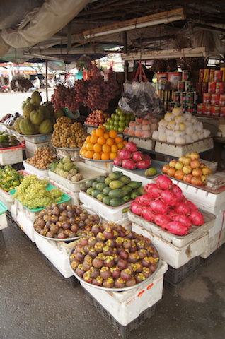 ローカル市場の果物売り場